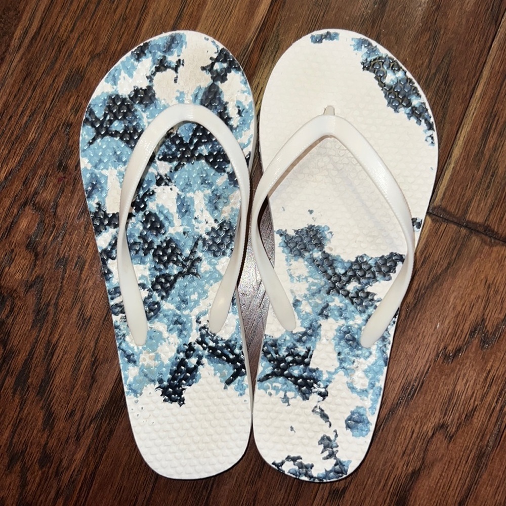Navy blue & white flip flops girls youth sandal shoes size 3/4​
